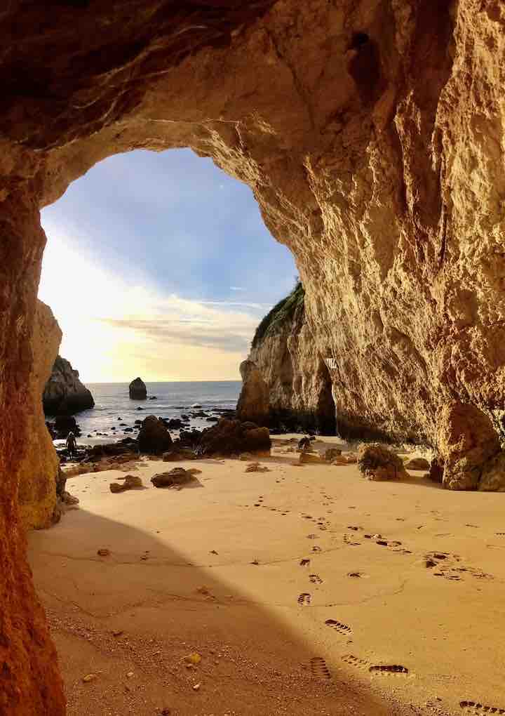 Höhle am Strand Algarve