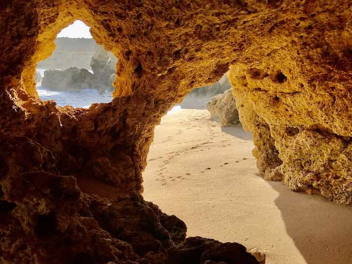 Höhlen im Fels Algarve