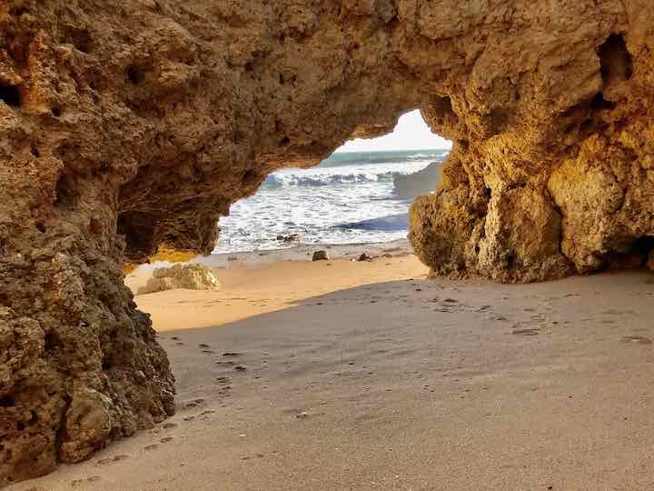 Höhlen im Fels an der Algarve