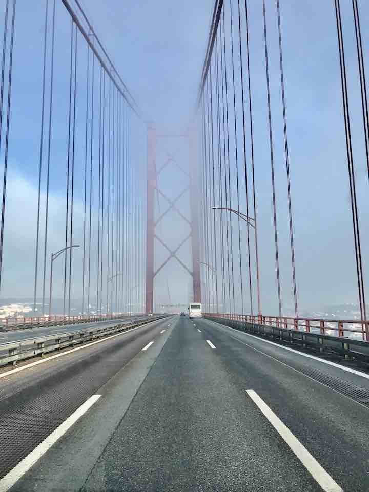 Auf der Brücke des 25. April Lissabon Vanlife Westküste Portugal