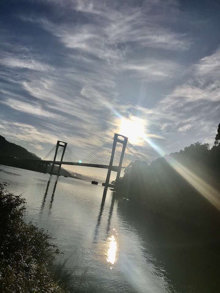Brücke im Sonnenlicht Vanlife in Nordspanien