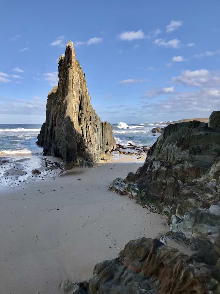 Spitzer Felsen am Strand