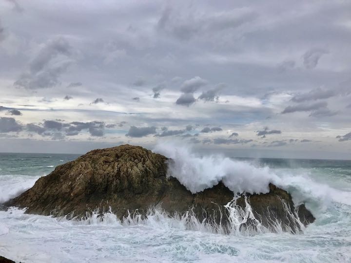Welle überm Fels