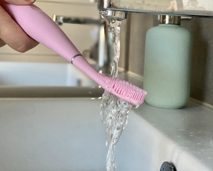 Zahnbürste unter laufendem Wasser