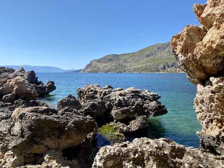 Felsen im Golf von Patras