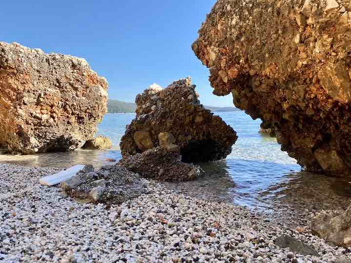 Felsen im Meer bei Astakos
