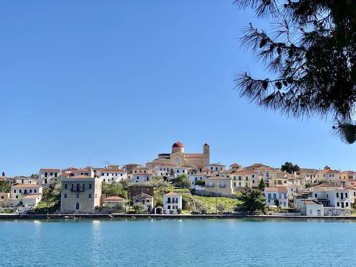 Griechisches Dorf mit Hafen