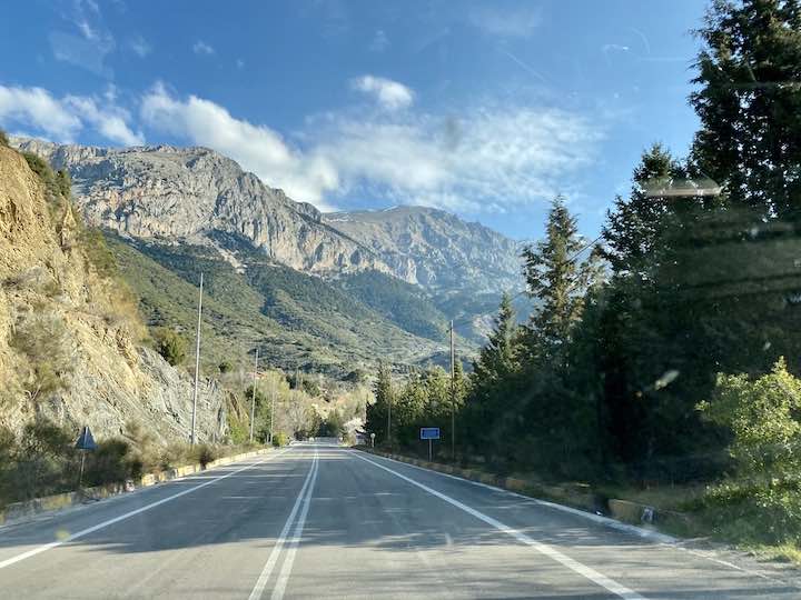 Straße mit Bergen im Hintergrund