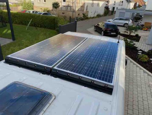 360 Watt Solarpanels auf dem Dach des Vans